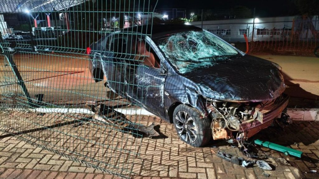 Carro ficou destruído após motorista perder o controle e capotar.