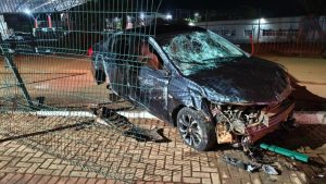 Carro ficou destruído após motorista perder o controle e capotar.