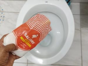 Sal no vaso sanitário: o que acontece se você fizer isso à noite