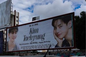 Outdoor inusitado no Setor Sul chama atenção de moradores por homenagem a astro do K-pop