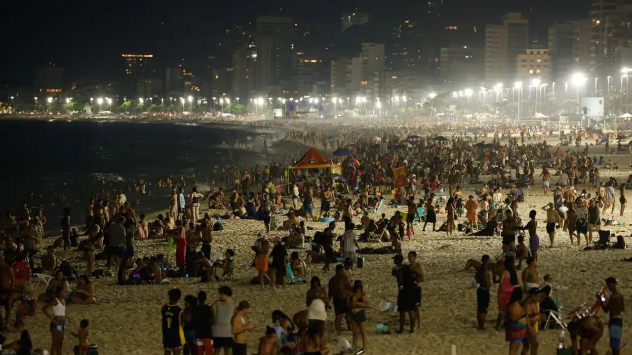 Calor lota praias do Rio desde a madrugada, e prefeitura faz apelo por limpeza