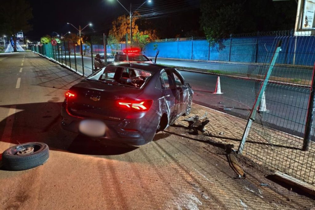 Câmeras mostram momento exato em que carro invade UniEVANGÉLICA e capota