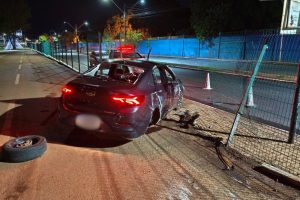 Câmeras mostram momento exato em que carro invade UniEVANGÉLICA e capota