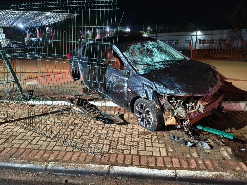 Câmeras mostram momento exato em que carro invade UniEVANGÉLICA e capota 