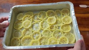 Colocar uma rodela de limão no forno desligado: entenda para que serve e quando usar