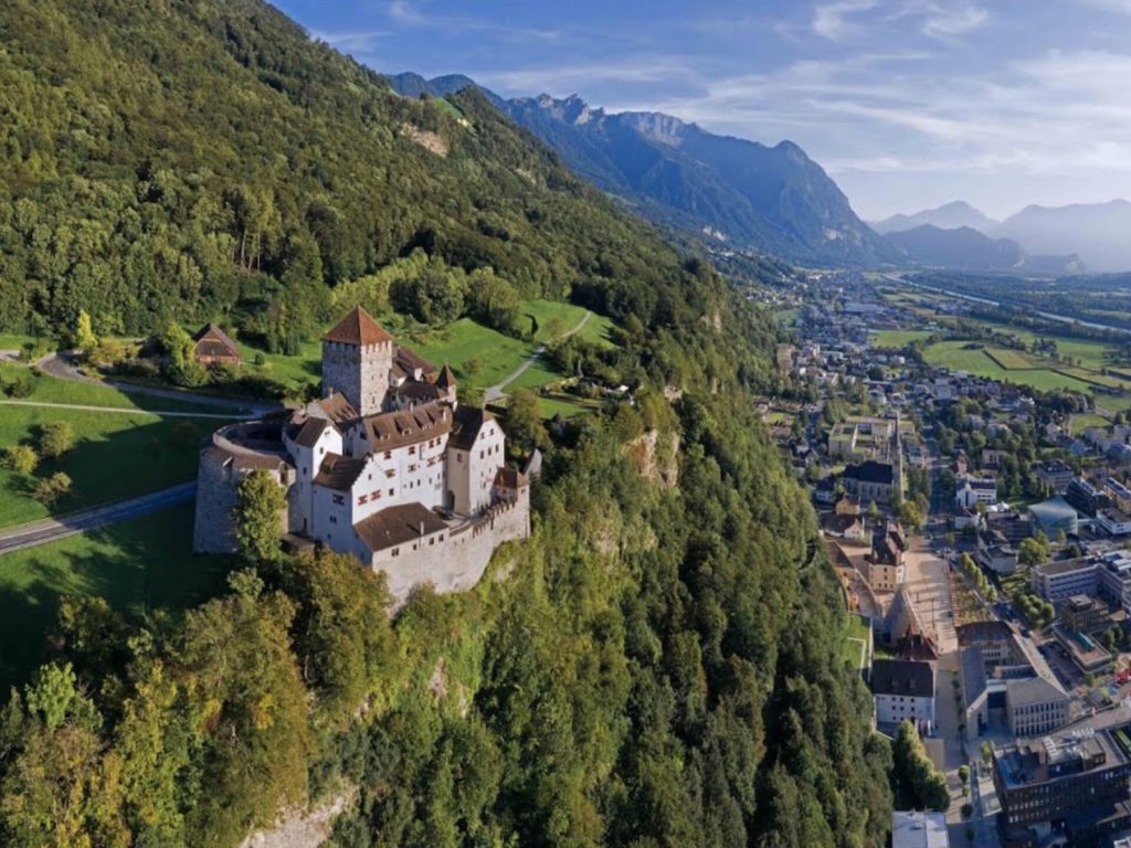 Conheça pequeno país sem moeda própria considerado um dos mais ricos do mundo