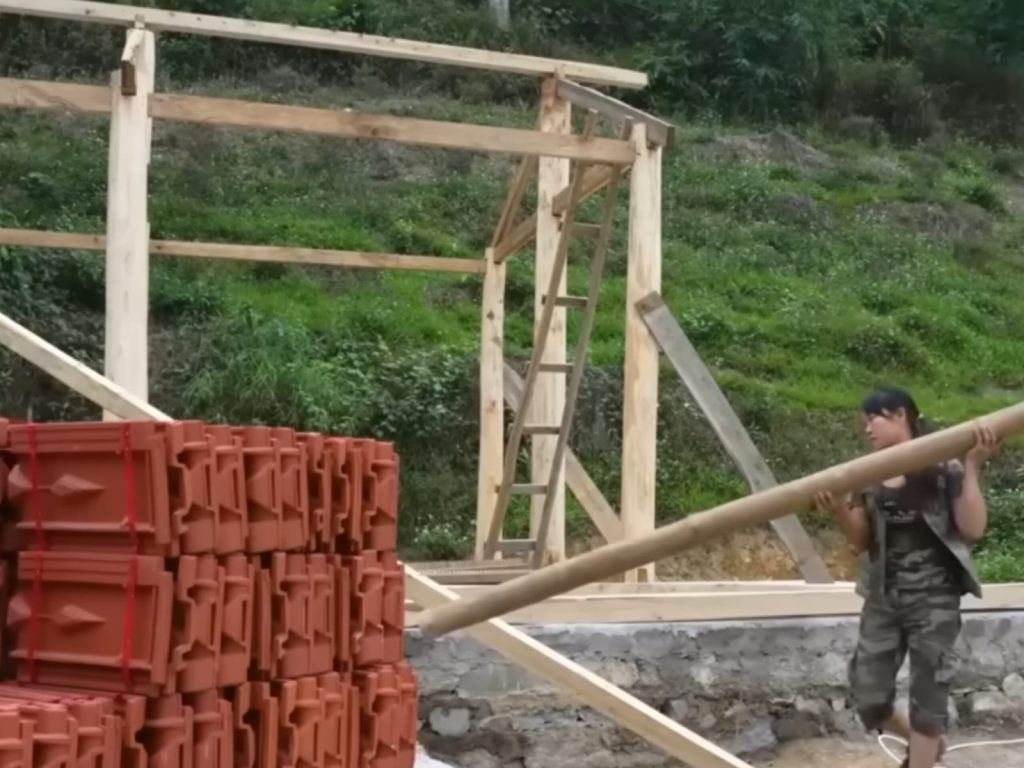 Em apenas 210 dias e sozinha, mulher constrói casa em vila isolada no meio das montanhas