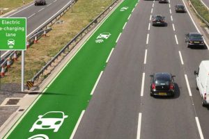 Primeira estrada eletrificada já é realidade, com carros elétricos sendo carregados enquanto motoristas dirigem