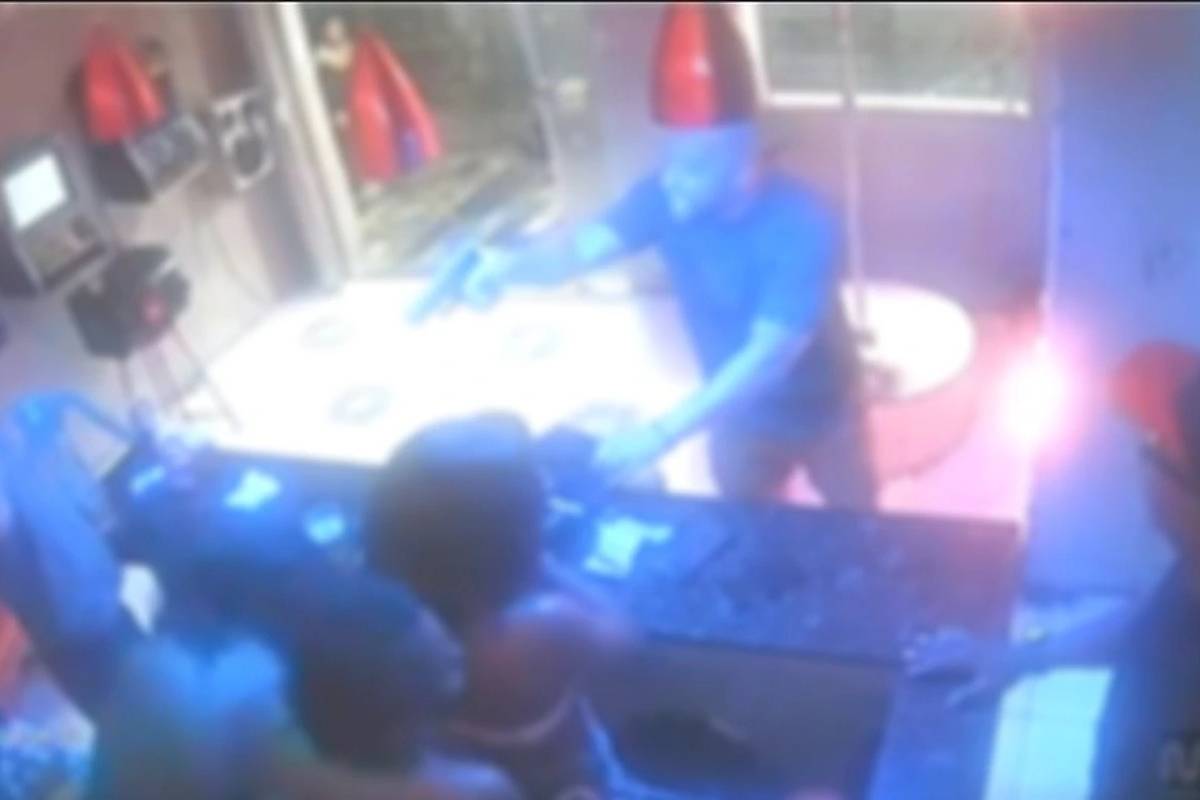 PM é preso por assaltar casa de entretenimento adulto em Vila Mimosa, Zona Norte do Rio