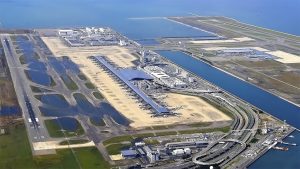 Aeroporto desafia a engenharia mundial: construído sobre ilhas artificiais no mar, afunda desde 1994, já cedeu 11,5 metros e exige elevação contínua para não parar