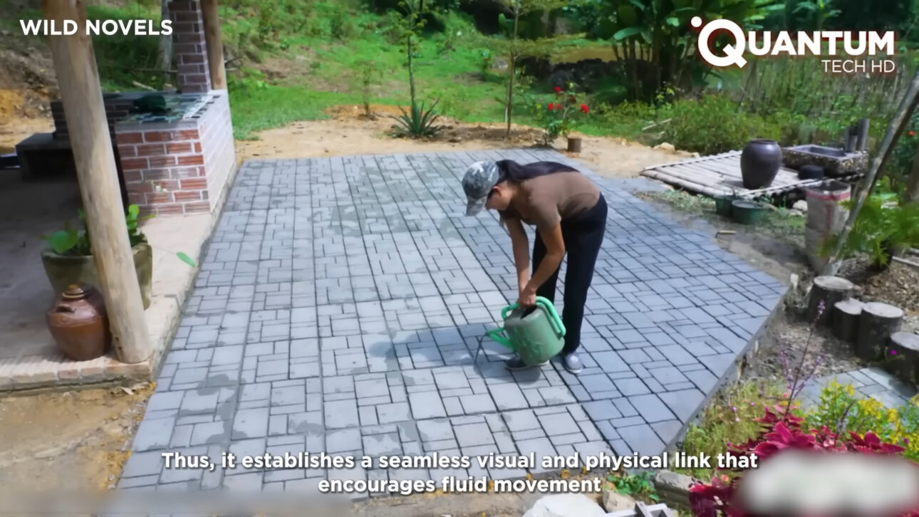 Sozinha em uma vila isolada nas montanhas, mulher constrói a própria casa sem apoio urbano, vizinhos ou infraestrutura e conclui a obra em menos de 1 ano