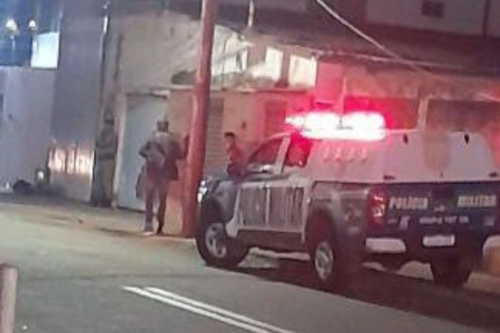 Animal permaneceu no imóvel e reagiu ao tentar proteger o tutor, impedindo a aproximação de outras pessoas