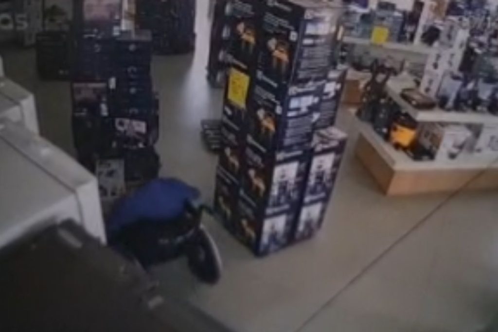 Cadeirante é flagrado cometendo furto em loja no Centro de Goiânia