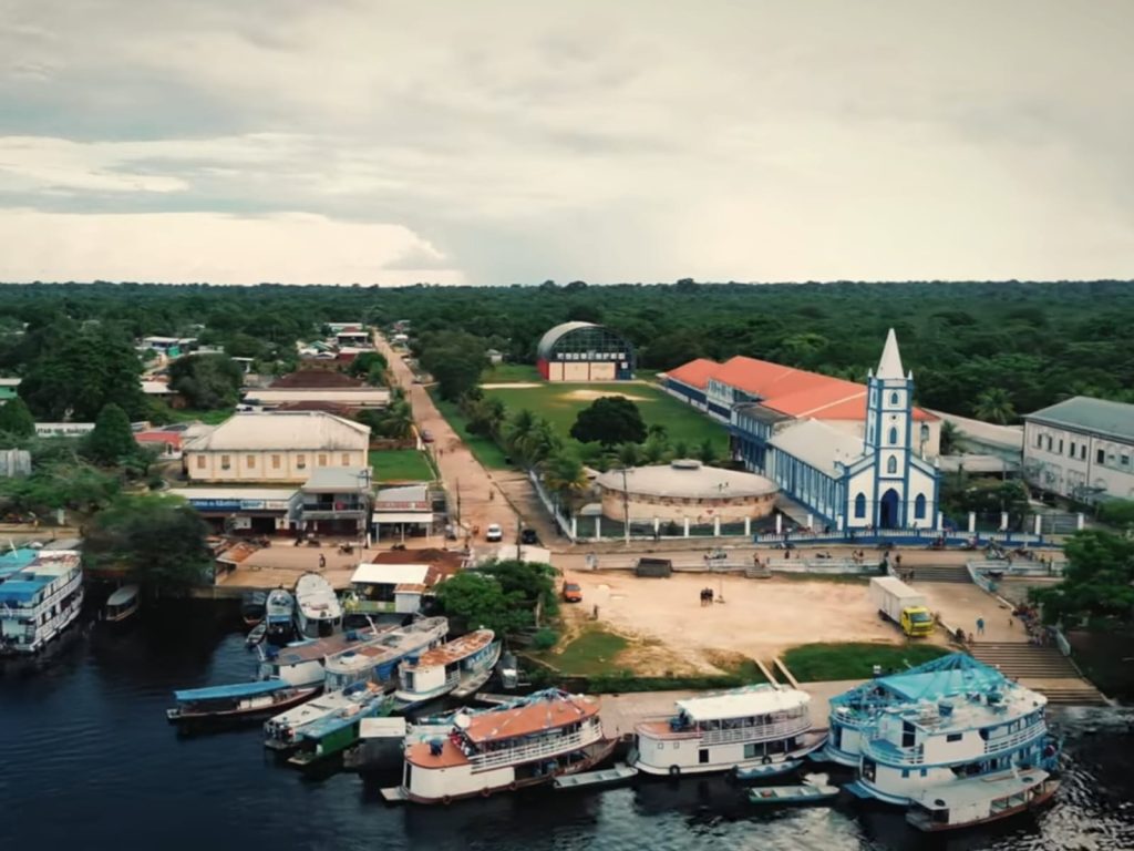 Cercada pela maior floresta tropical do planeta, cidade brasileira vive quase sem estradas