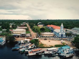 Cercada pela maior floresta tropical do planeta, cidade brasileira vive quase sem estradas
