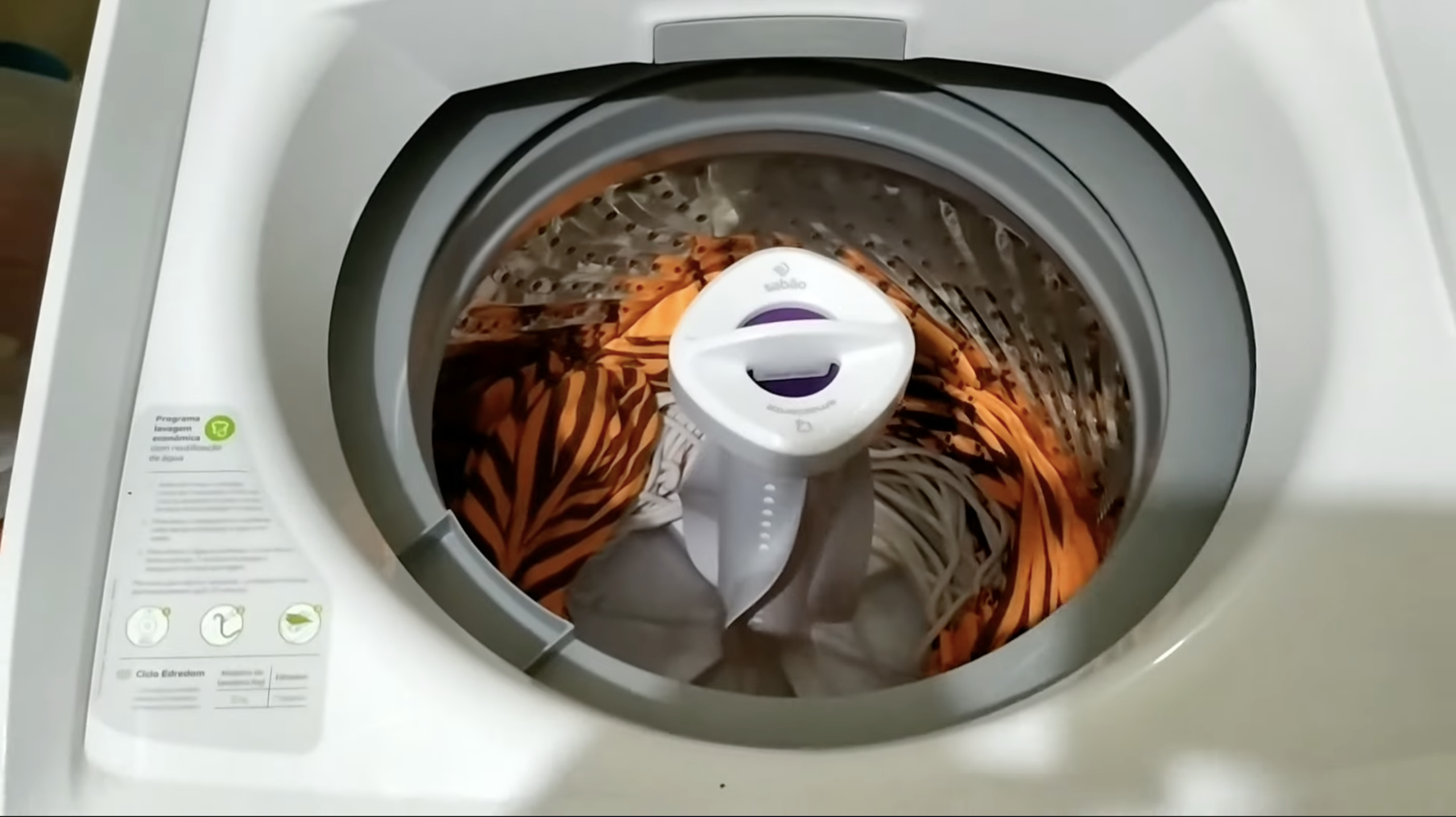 técnica que melhora a centrifugação deixando roupas quase secas na máquina de lavar