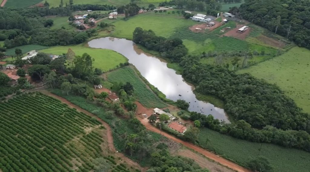 Família transforma meio alqueire em paraíso produtivo, vive 100% do que planta e não paga luz nem água