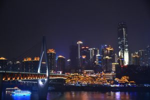 Na cidade mais impressionante do mundo é comum ver prédios flutuando sobre o rio e trens passando em meio a edifícios residenciais