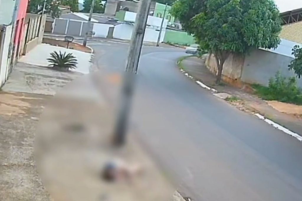 Câmera mostra exato momento em que mulher é atropelada em Anápolis