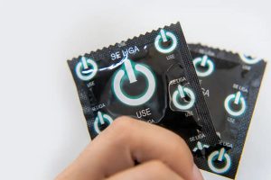 Shopping de Goiânia terá distribuição gratuita de camisinhas para população