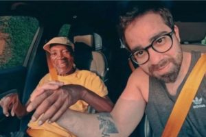 Milton Nascimento reaparece sorridente em passeio com o filho