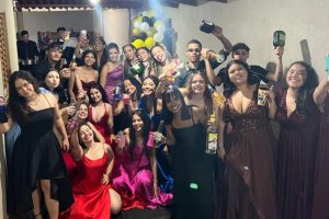 Empresa cancela baile um dia antes e estudantes improvisam festa para não perder momento especial em Goiânia