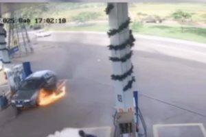 Imagens mostram carro pegando fogo em posto de combustível em Anápolis