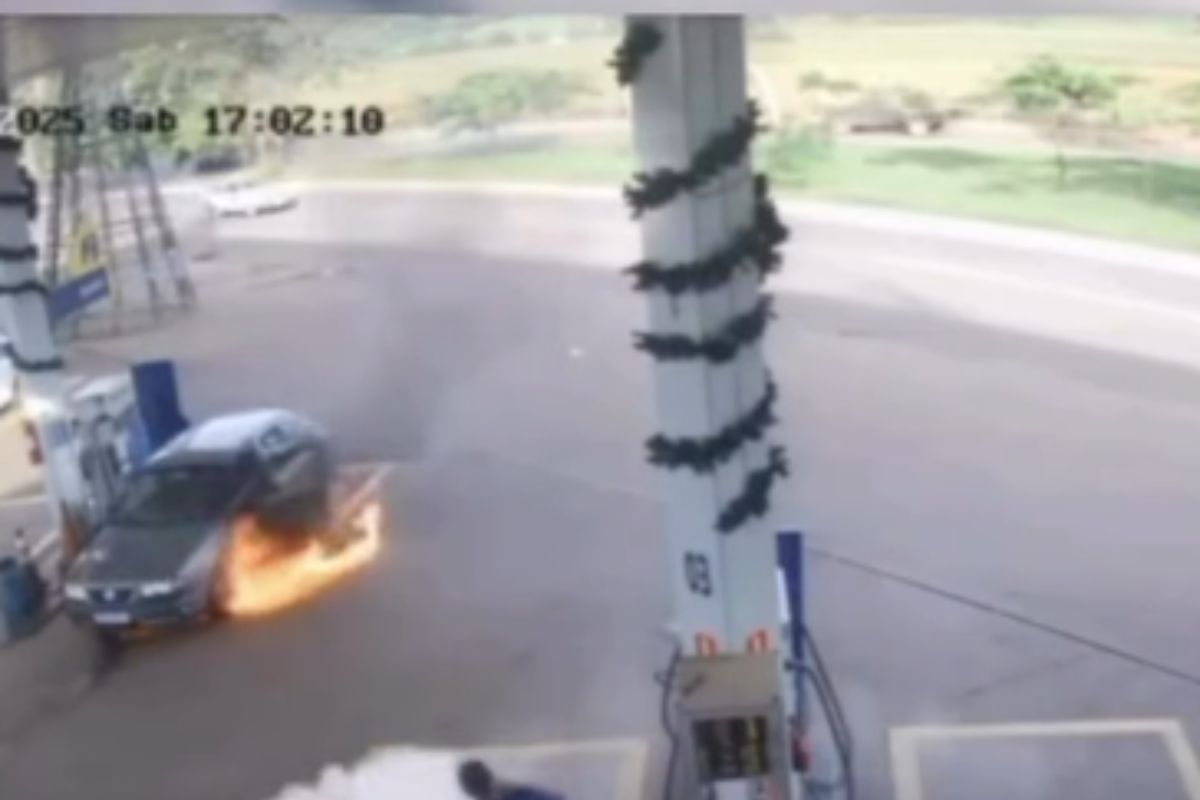 Imagens mostram carro pegando fogo em posto de combustível em Anápolis