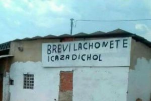 Placa chama atenção de internautas por erros de português: "acostumado com o corretor"