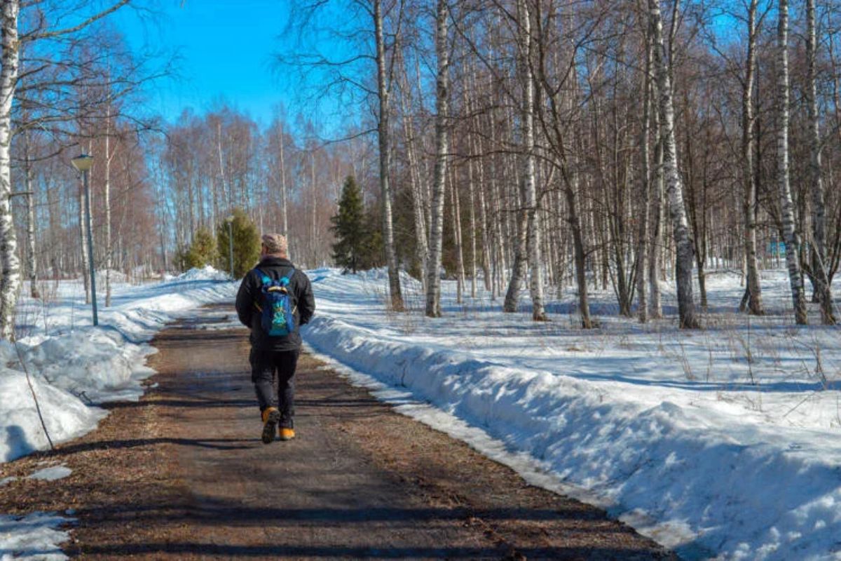 Caminhando na Finlândia sozinho