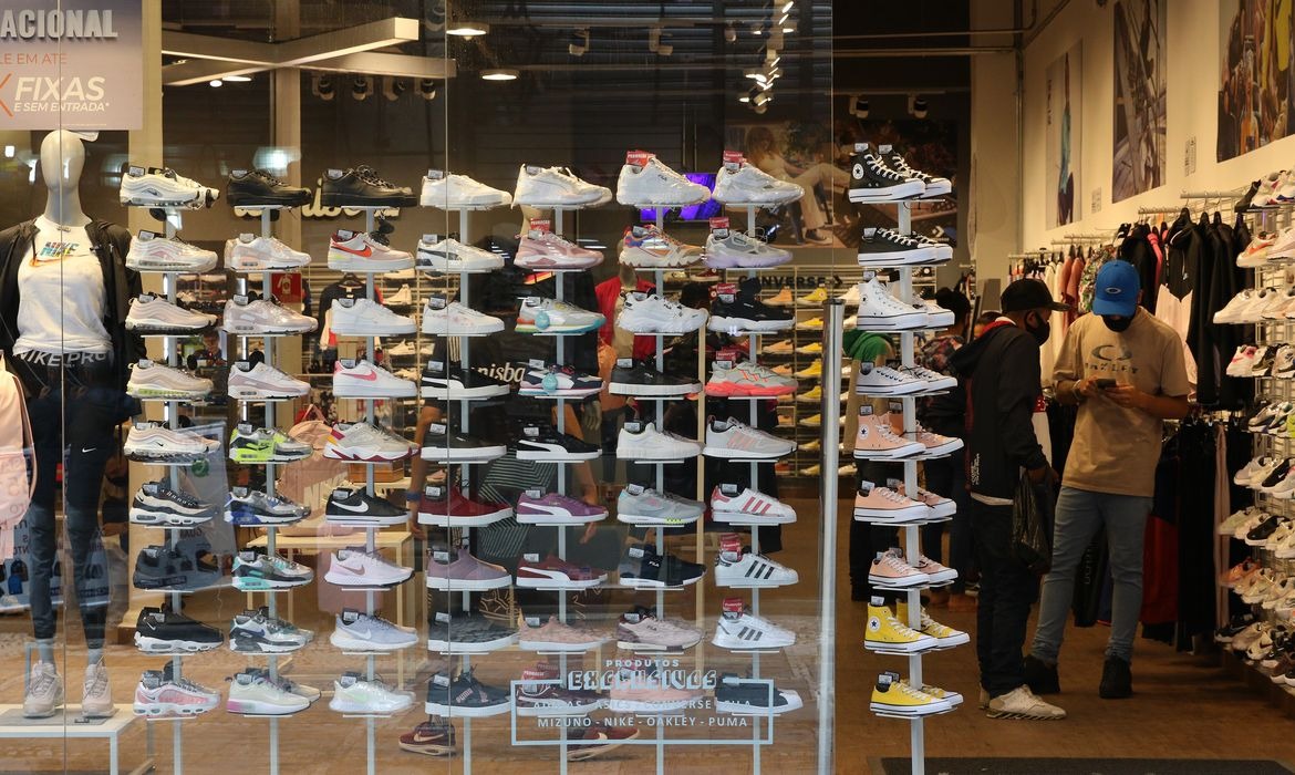 Comércio ainda funciona na escala 6x1.