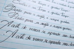 O que misturar letras maiúsculas e minúsculas na escrita revela sobre você, segundo a psicologia