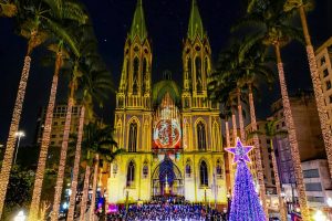 Não é Europa, é o Brasil: iluminação de Natal impressiona pela beleza e cores