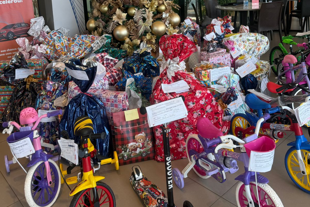 Presentes aguardam o Papai Noel dos Correios.