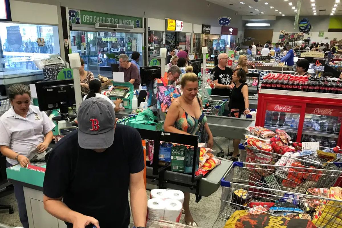 Saiba a partir de quando os supermercados não vão mais poder abrir aos domingos