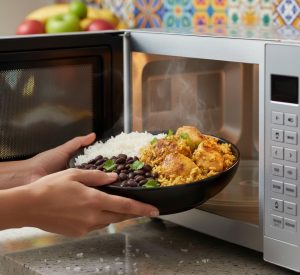 Colocando comida no micro-ondas