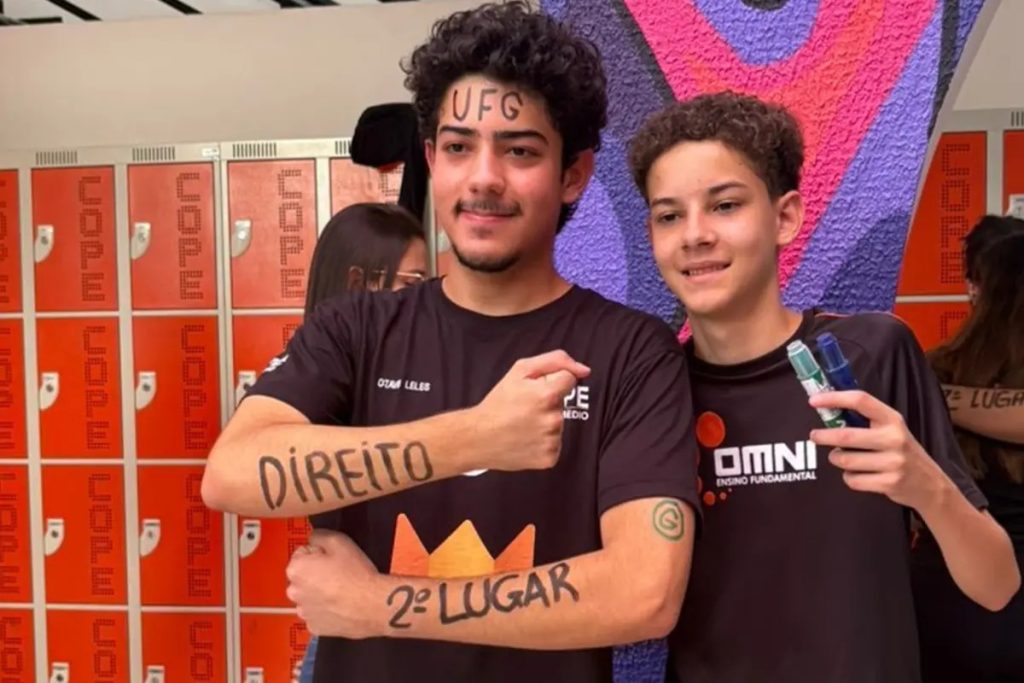 Enzo comemorando a aprovação ao lado do irmão. (Foto: Reprodução) direito