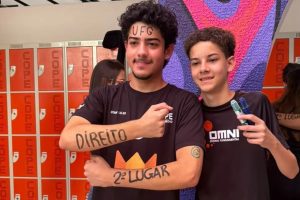 Enzo comemorando a aprovação ao lado do irmão. (Foto: Reprodução) direito