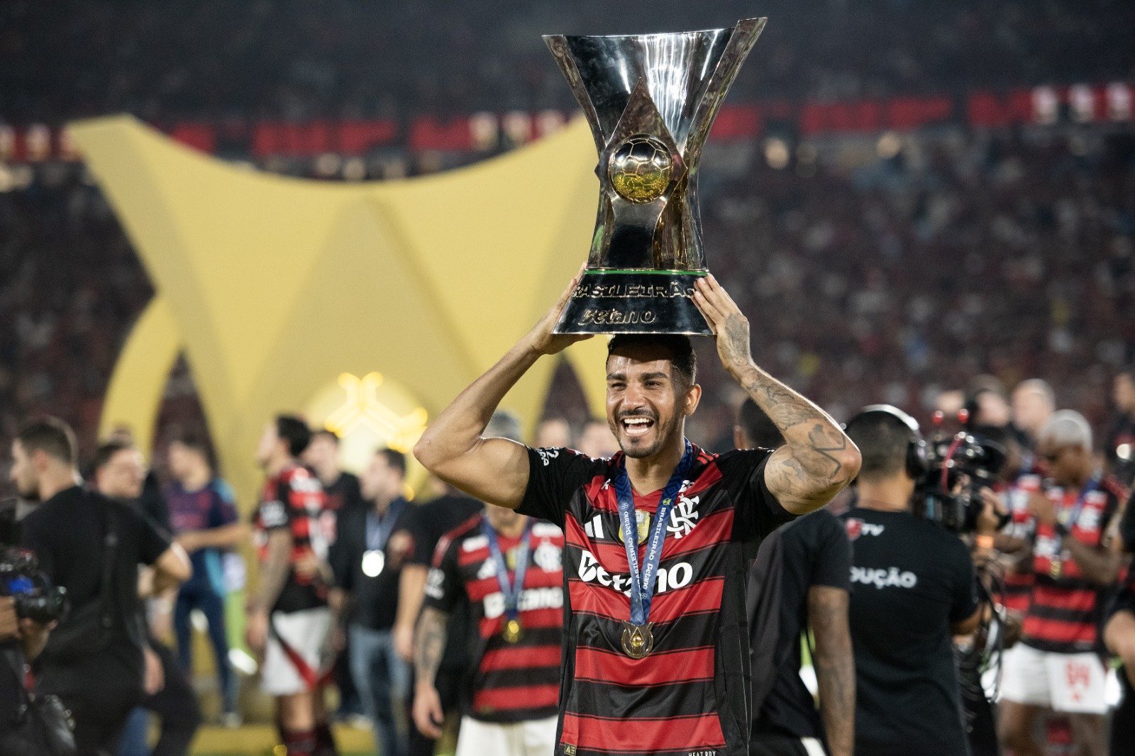 Após glória na Libertadores, Flamengo amplia festa com título do Brasileiro