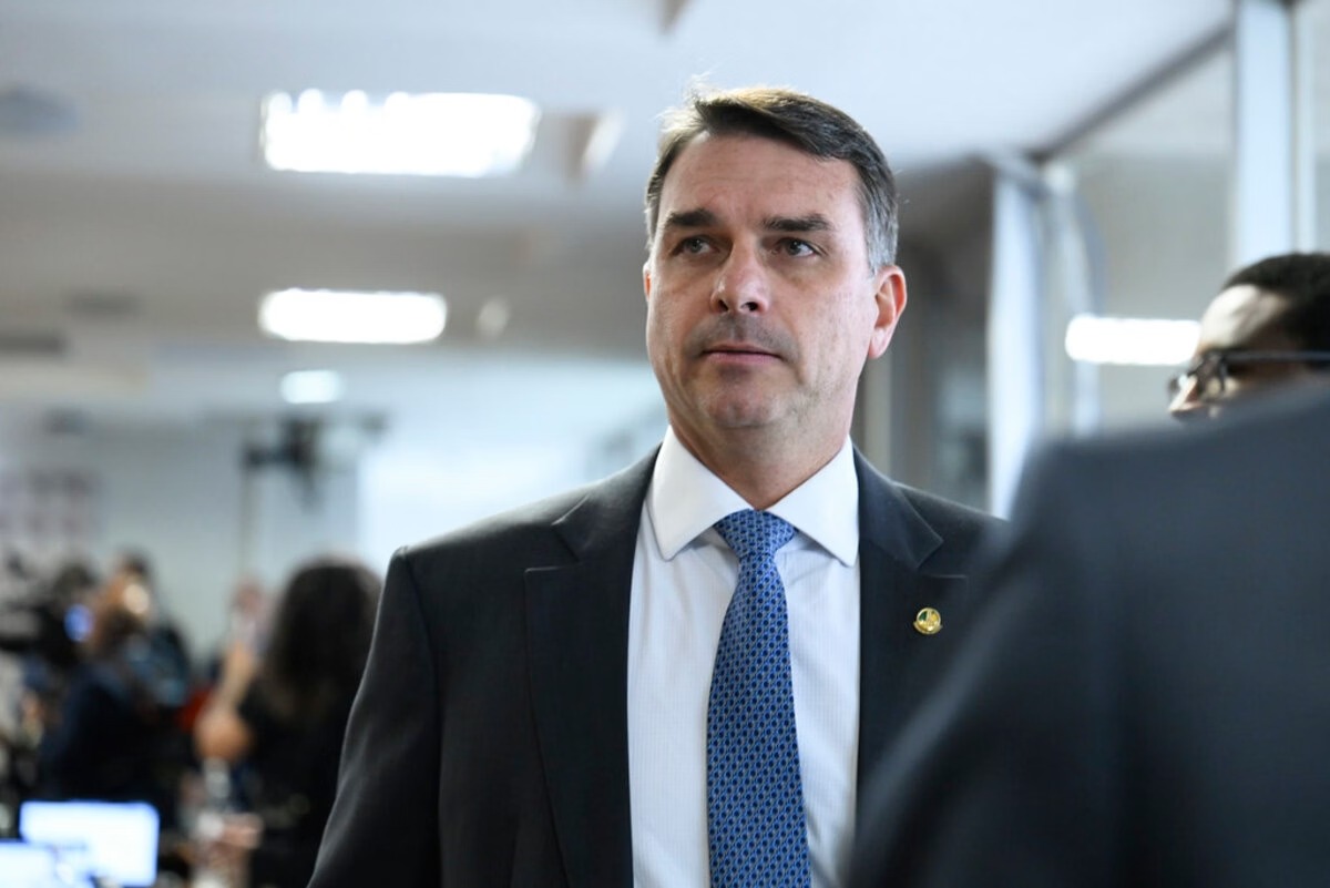 Bolsonaro me conferiu missão de continuar projeto de nação, diz Flávio