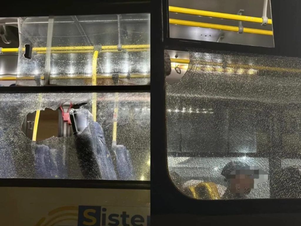 Janelas do ônibus foram estilhaçadas com as pedras. (Foto: Reprodução)