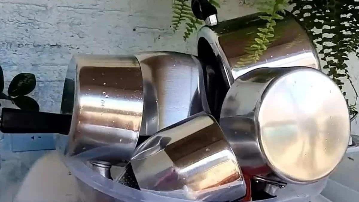 Panelas limpas com bicarbonato de sódio