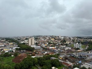 Meteorologia mantém alerta de temporal para 100 municípios em Goiás, com chuvas de até 50 mm; veja previsão do tempo