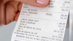 conferindo extrato para ver tarifas de banco