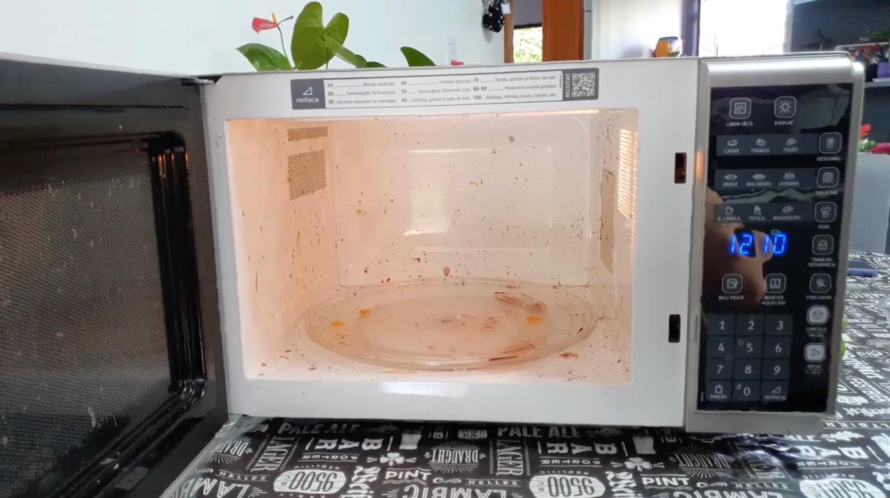 tirar odor forte do micro-ondas