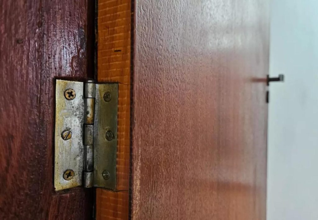 Rangido na porta: como tirar