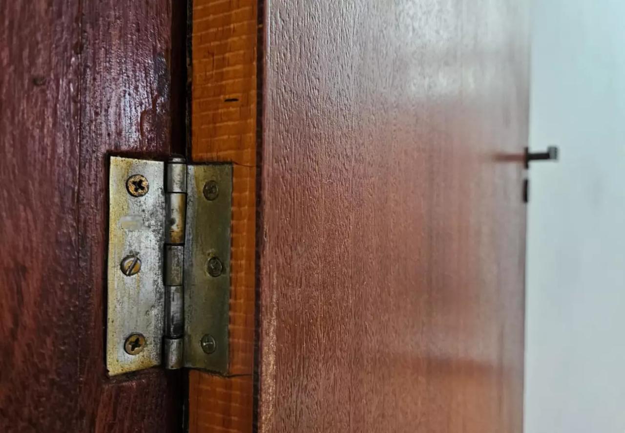 Rangido na porta: como tirar