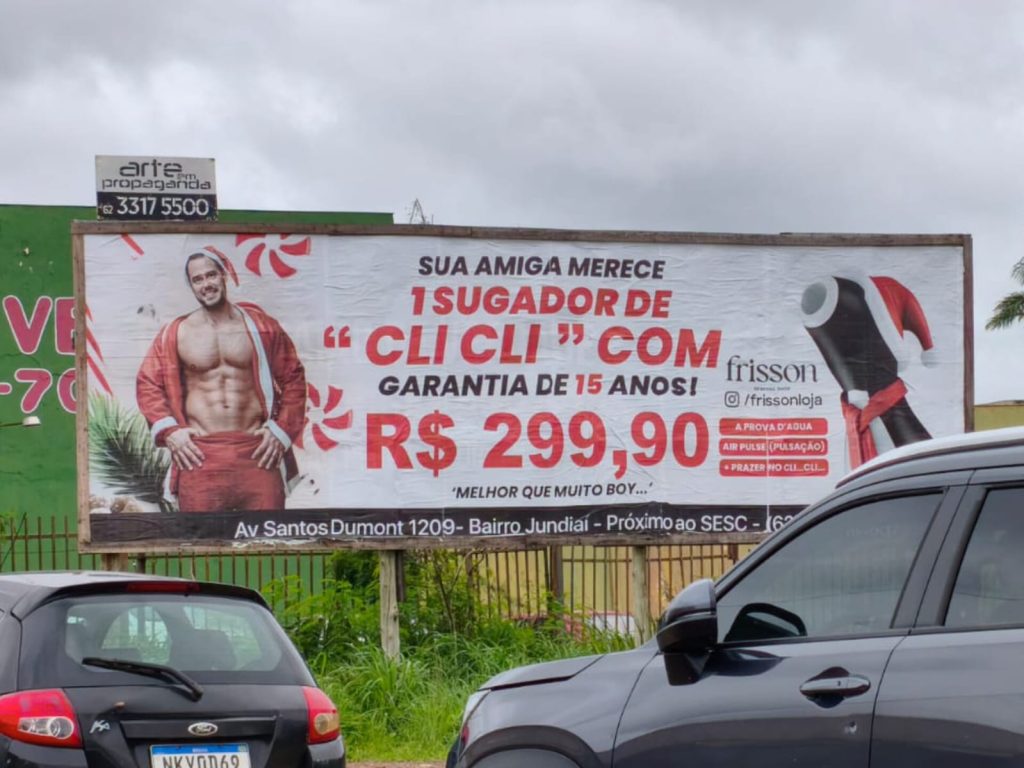 Placa com anúncio do brinquedo sexual chamou atenção dos anapolinos. (Foto: Reprodução)