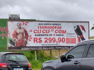 Placa com anúncio do brinquedo sexual chamou atenção dos anapolinos. (Foto: Reprodução)