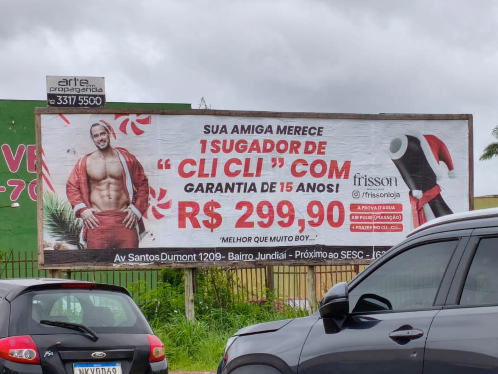 Placa com anúncio do brinquedo sexual chamou atenção dos anapolinos. (Foto: Reprodução)